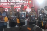 1765278389141-kapolda-sulsel-irjen-djuhandani-raharjo-puro-tengah-saat-menunjukkan-barang-bukti-kasus-penculikan-dan-pencabulan-anak-di-gowa-1765277009692_169