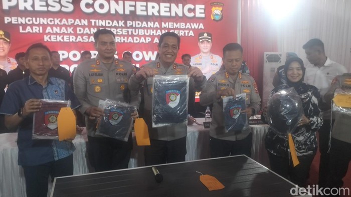 1765278389141-kapolda-sulsel-irjen-djuhandani-raharjo-puro-tengah-saat-menunjukkan-barang-bukti-kasus-penculikan-dan-pencabulan-anak-di-gowa-1765277009692_169