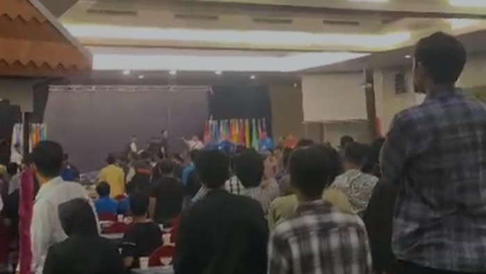 1765278389713-musda-knpi-sulsel-di-makassar-berakhir-ricuh-1765261626402_169