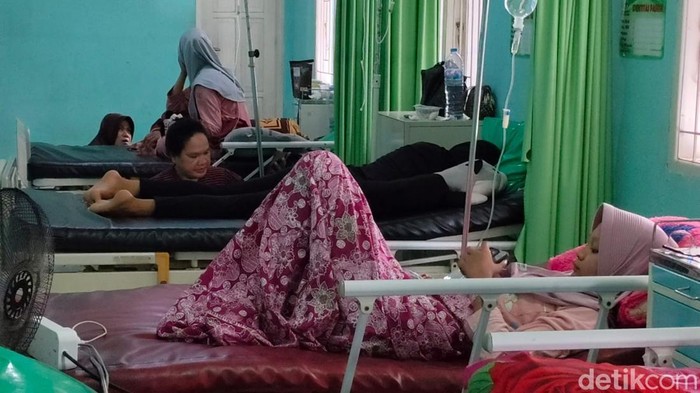 1765278390176-siswa-korban-keracunan-makanan-mbg-menjalani-perawatan-di-puskesmas-labakkang-kabupaten-pangkep-1765274010248_169