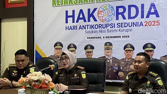 1765278394383-kejari-parepare-menggelar-konferensi-pers-memperingati-hari-anti-korupsi-sedunia-2025-1765269845600_169