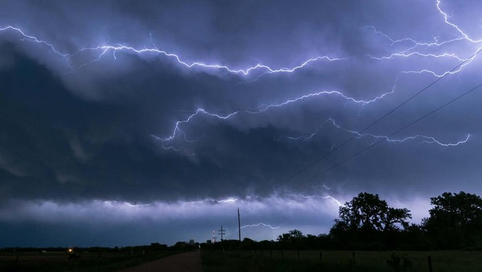 1765278401344-eureka-waspada-cuaca-ekstrem_169