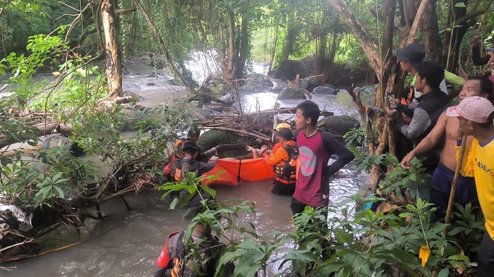 1765343203005-proses-evakuasi-wanita-lansia-asal-sidrap-hanyut-ke-sungai-parepare-1765340281782_169