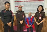 1765343229069-kejari-maros-menahan-lurah-leang-leang-sebagai-tersangka-kasus-pungli-1765330029065_169