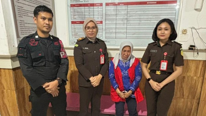 1765343229069-kejari-maros-menahan-lurah-leang-leang-sebagai-tersangka-kasus-pungli-1765330029065_169