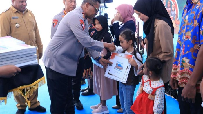 1765343231683-penyerahan-bantuan-tabungan-pendidikan-kepada-anak-anggota-polri-yang-gugur-dibunuh-kkb-papua-1765327049691_169