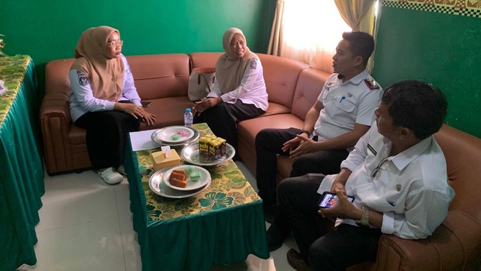 1765364773819-tim-inspektorat-dan-bkpsdm-bone-periksa-pegawai-dan-tenaga-medis-puskesmas-cina-1765360287025_169