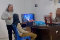 1765364775207-tangkapan-layar-momen-oknum-polisi-dan-istri-viral-diduga-intimidasi-warga-terkait-utang-1765356579164_169