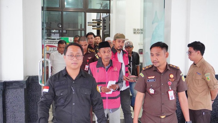 1765364784875-kejari-sidrap-menetapkan-ketua-sekretaris-dan-bendahara-koni-sidrap-kasus-korupsi-dana-hibah-1765342905741_169