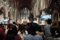 1765386374711-sebanyak-8500-jemaat-umat-katolik-menghadiri-misa-natal-2024-di-gereja-katedral-jakarta-fawdidetikcom_169