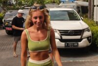 1765429645177-bintang-porno-asal-inggris-tia-emma-billinger-26-alias-bonnie-blue-mendatangi-kantor-imigrasi-kelas-i-khusus-tpi-ngurah-rai-ba-1765355722370_169