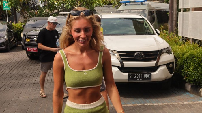 1765429645177-bintang-porno-asal-inggris-tia-emma-billinger-26-alias-bonnie-blue-mendatangi-kantor-imigrasi-kelas-i-khusus-tpi-ngurah-rai-ba-1765355722370_169