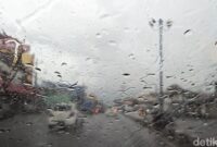 1765429648206-ilustrasi-hujan-1_169