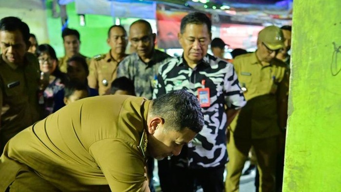 1765429658804-walkot-makassar-appi-saat-meninjau-layanan-air-bersih-di-kawasan-veteran-utara-makassar-dokumen-istimewa-1765421240779_169