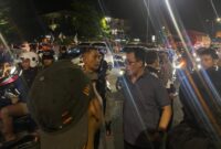 1765429660318-direktur-intelkam-polda-sulsel-kombes-hajat-mabrur-saat-menemui-warga-di-lokasi-unjuk-rasa-peringatan-hari-anti-korupsi-dan-ha-1765420317203_169