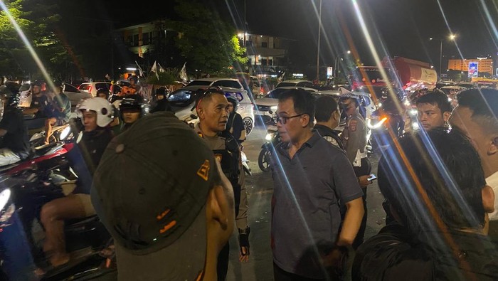 1765429660318-direktur-intelkam-polda-sulsel-kombes-hajat-mabrur-saat-menemui-warga-di-lokasi-unjuk-rasa-peringatan-hari-anti-korupsi-dan-ha-1765420317203_169