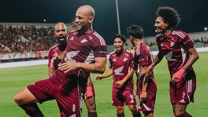 1765429660889-psm-makassar-merayakan-gol-yang-dicetak-savio-roberto-ke-gawang-persebaya-surabaya-di-stadion-gelora-bj-habibie-1765024015543_169