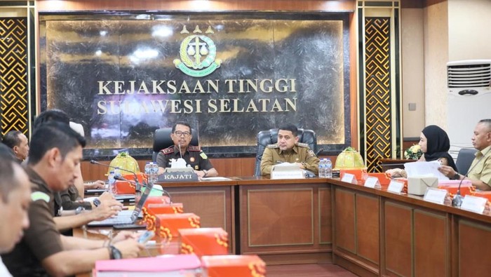 1765429664397-wali-kota-makassar-munafri-arifuddin-bersama-kepala-kejati-sulsel-didik-farkhan-alisyahdi-1765416087484_169