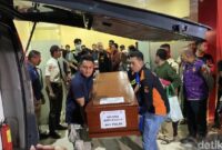 1765429665145-suasana-duka-menyelimuti-keluarga-saat-seluruh-korban-kebakaran-kantor-terra-drone-di-jakarta-pusat-jakpus-telah-diserahkan-di-1765370324009_169