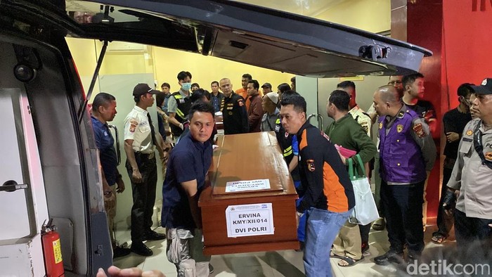 1765429665145-suasana-duka-menyelimuti-keluarga-saat-seluruh-korban-kebakaran-kantor-terra-drone-di-jakarta-pusat-jakpus-telah-diserahkan-di-1765370324009_169