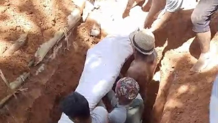 1765451172075-heboh-jenazah-masih-utuh-meski-sudah-30-tahun-dikubur-di-luwu-utara-1765428348695_169