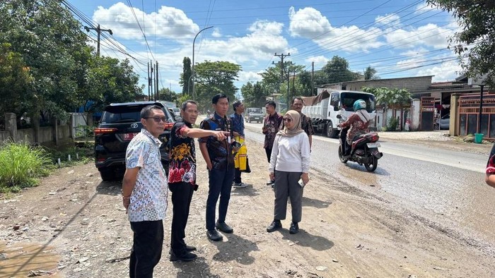 1765451177003-jajaran-dinas-bina-marga-dan-bina-konstruksi-sulsel-meninjau-perbaikan-jalan-poros-sungguminasa-malino-di-gowa-1765440062050_169