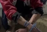 1765451177655-pria-diduga-odgj-di-kendari-diikat-warga-usai-kepergok-mencuri-1765435389100_169