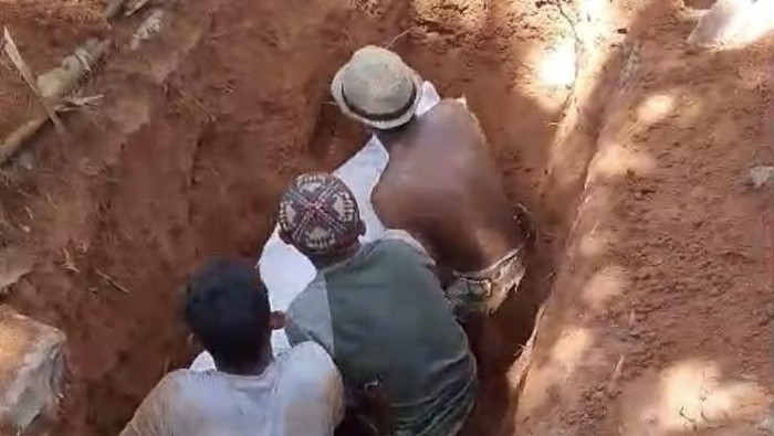 1765451178663-heboh-jenazah-masih-utuh-meski-sudah-30-tahun-dikubur-di-luwu-utara-1765437364639_169