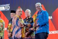 1765451179161-bupati-mimika-johannes-rettob-menerima-penghargaan-iga-2025-dari-kemendagri-1765438847149_169