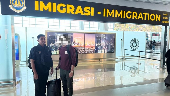 1765451181697-kantor-imigrasi-kotamobagu-mendeportasi-wna-pakistan-usai-membuka-kafe-tanpa-izin-1765433952910_169