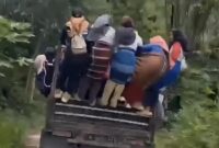 1765451182732-viral-mobil-truk-ugal-ugalan-saat-bawa-penumpang-di-enrekang-1765430731782_169