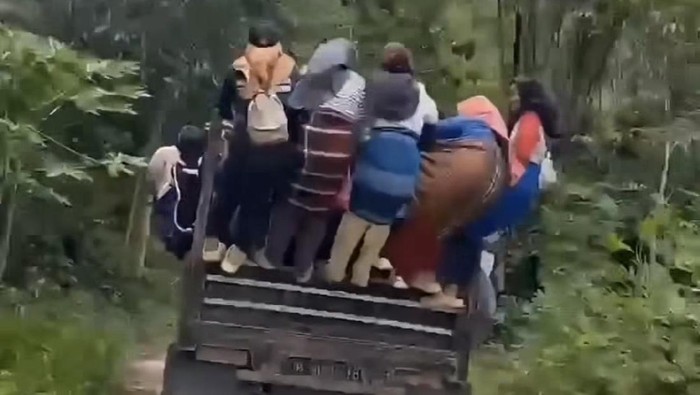 1765451182732-viral-mobil-truk-ugal-ugalan-saat-bawa-penumpang-di-enrekang-1765430731782_169