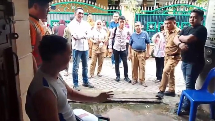 1765451183247-viral-owner-ayam-geprek-di-toddopuli-makassar-digeruduk-warga-dan-aparat-pemerintah-setempat-1765431799045_169