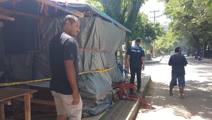 1765451183784-polisi-melakukan-olah-tkp-penikaman-di-depan-kampus-pgsd-unpatti-ambon-1765429703066_169