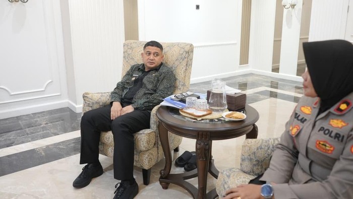 1765515965639-wali-kota-makassar-munafri-arifuddin-bersama-kapolsek-panakkukang-kompol-ema-ratna-1765501536107_169