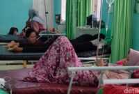 1765515987833-siswa-korban-keracunan-makanan-mbg-menjalani-perawatan-di-puskesmas-labakkang-kabupaten-pangkep-1765274010248_169