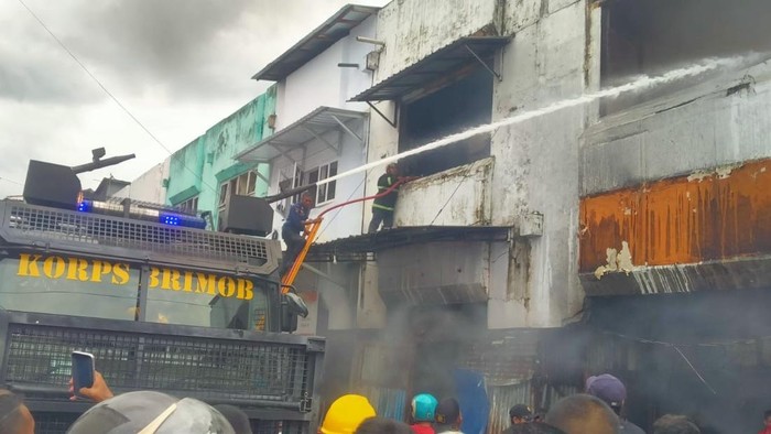 1765537589732-water-cannon-satbrimob-polda-maluku-bantu-padamkan-api-pasar-baru-merah-1765536679474_169