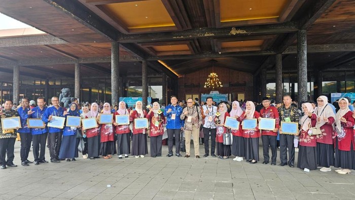 1765537607022-kepala-sekolah-di-bone-didampingi-kadis-lingkungan-hidup-dan-plt-kadis-pendidikan-menerima-penghargaan-adiwiyata-2025-di-kemen-1765523670938_169