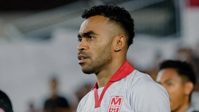 1765559185991-pemain-malut-united-yakob-sayuri-1765549841358_169