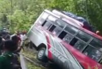 1765602358625-bus-bawa-rombongan-mtq-tergelincir-di-maluku-tengah-1765600957296_169