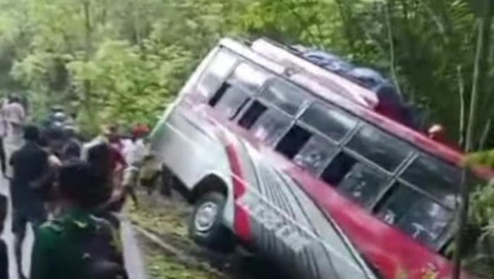 1765602358625-bus-bawa-rombongan-mtq-tergelincir-di-maluku-tengah-1765600957296_169