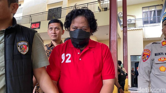 1765602363929-bos-terra-drone-michael-wishnu-wardhana-berbaju-tahanan-usai-ditetapkan-jadi-tersangka-kebakaran-maut-1765526648013_169