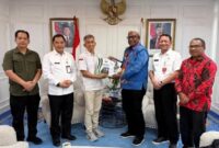 1765602367197-direktur-jenderal-politik-dan-pemerintahan-umum-kemendagri-bahtiar-menyerahkan-penghargaan-kepada-bupati-mimika-johannes-retto-1765591933697_169