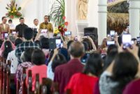 1765645555769-jokowi-kunjungi-perayaan-natal-di-bogor_169