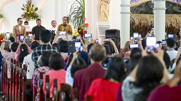 1765645555769-jokowi-kunjungi-perayaan-natal-di-bogor_169