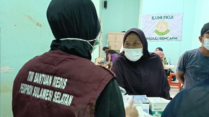 1765688747439-tim-medis-pemprov-sulsel-memberikan-pelayanan-kesehatan-kepada-korban-bencana-di-aceh-tamiang-1765680992177_169