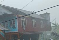 1765710379306-angin-puting-beliung-menerjang-sejumlah-rumah-warga-di-desa-pancana-kabupaten-barru-1765702333500_169