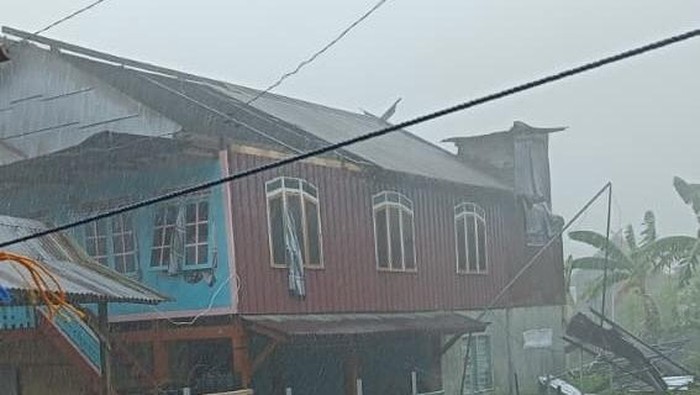 1765710379306-angin-puting-beliung-menerjang-sejumlah-rumah-warga-di-desa-pancana-kabupaten-barru-1765702333500_169