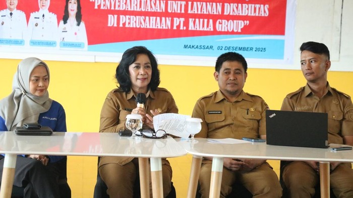 1765710384624-direksi-kalla-bersama-kepala-disnaker-makassar-nielma-palamba-memberi-pemaparan-terkait-program-magang-disabilitas-di-cis-wism-1765694966250_169