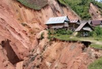 1765732023815-sebanyak-9-rumah-di-mamasa-terancam-ambruk-akibat-longsor-1765710059474_169
